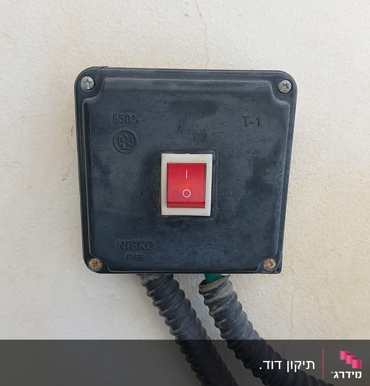 מתג חשמלי עם כיסוי פלסטיק ושני כבלים